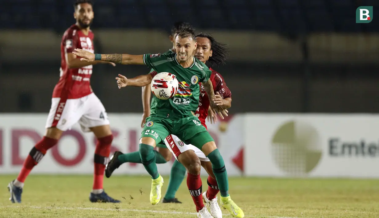 Gelandang Bali United, Hariono (dua kiri) mengawal pergerakan pemain PS Sleman Velez Nicolas Leandro (kiri) dalam pertandingan perempat final Piala Menpora 2021 di Stadion Si Jalak Harupat, Bandung. Senin (12/4/2021). (Foto: Bola.com/Ikhwan Yanuar)