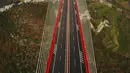 Pemandangan dari atas memperlihatkan jembatan Beipanjiang di dekat Bijie, Provinsi Guizhou, China, 28 Desember 2016. Jembatan sepanjang 1.341 meter itu menelan biaya 1 miliar yuan (Rp 1,9 triliun) dan dibangun dalam waktu tiga tahun. (STR / AFP)