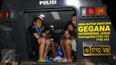 Sejumlah pemain Mitra Kukar berada dalam kendaraan taktis milik Satuan Brimob Polda Jabar usai berlaga melawan Persib di Stadion Si Jalak Harupat, Bandung, Sabtu (10/10/2015). Mitra Kukar kalah 1-3 dari Persib. (Liputan6.com/Helmi Fithriansyah)