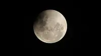 Penampakan gerhana bulan atau super blue blood moon di Jakarta (31/1/2018). Foto diambil dengan teknik multiple exposure. (Bambang E. Ros/Bintang.com)