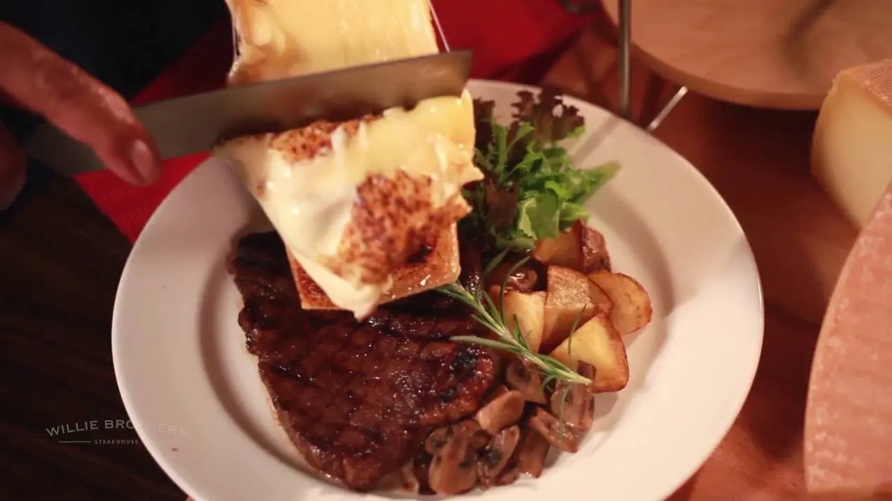 Paduan steak dnegan lelehan keju