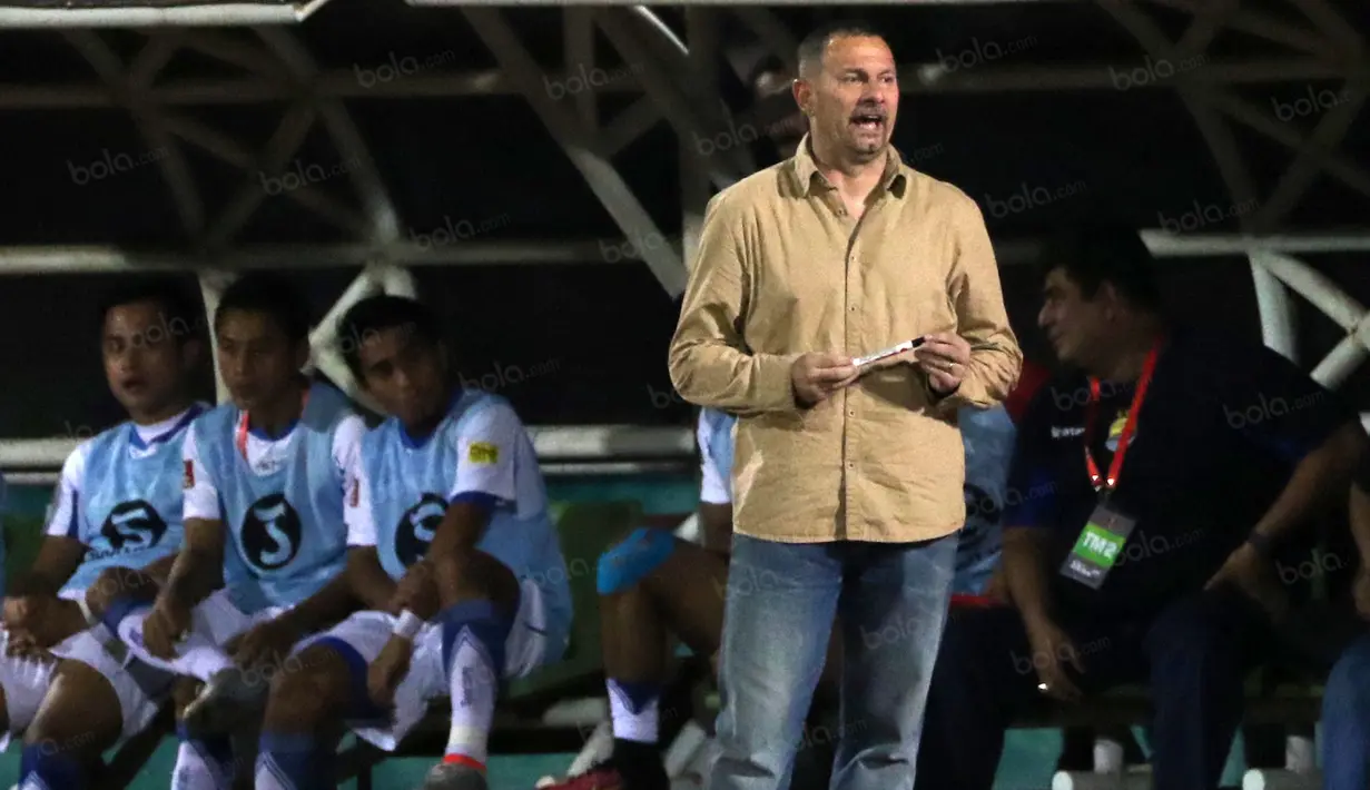Dejan Antonic dengan gaya khas memegang spidol saat mendampingi timnya melawan Bhayangkara Surabaya United di Stadion Gelora Delta Sidoarjo, Sabtu (11/6/2016). (Bola.com/Nicklas Hanoatubun)