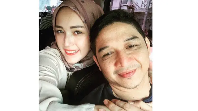 7 Potret Mesra Pasha 'Ungu' dan Istri, Kenang 9 Tahun Pernikahan