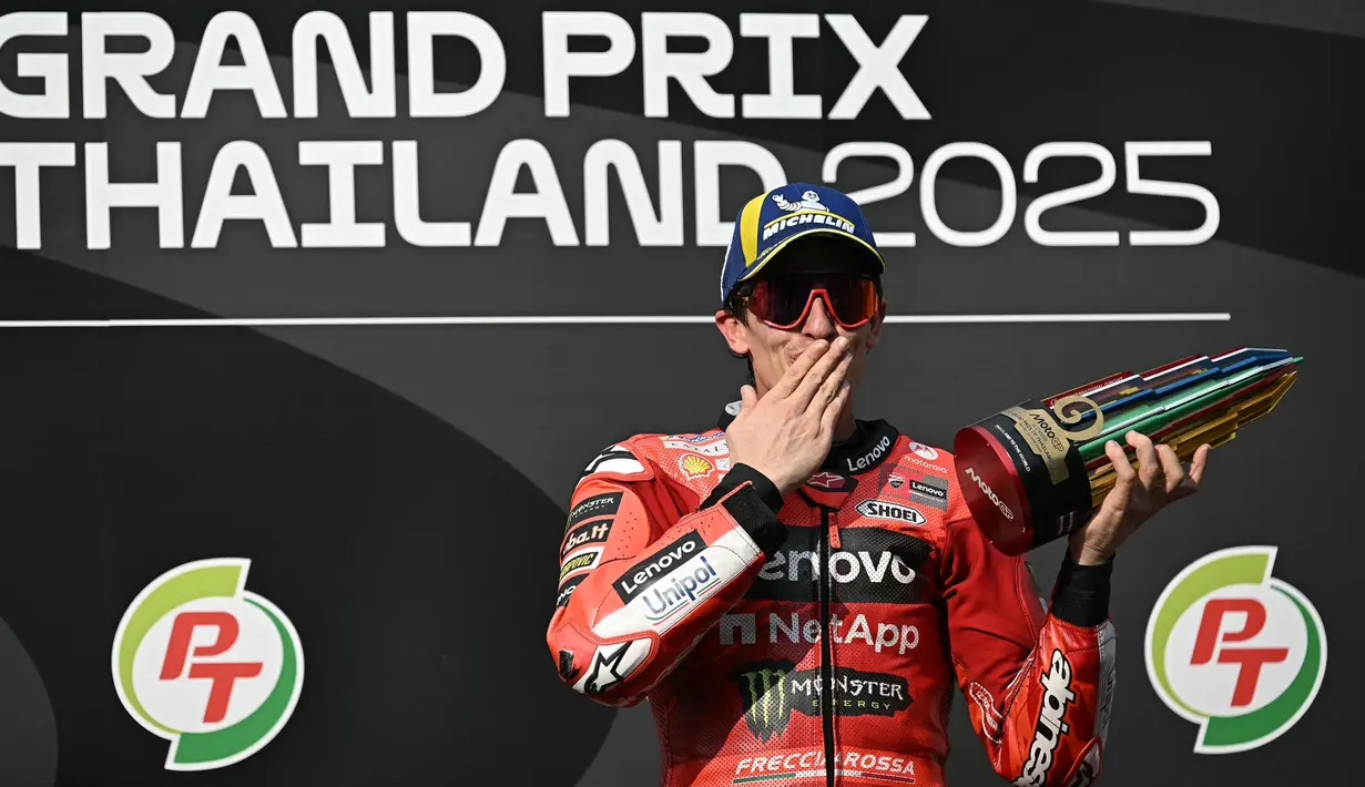 Pembalap Ducati Lenovo asal Spanyol, Marc Marquez, merayakan di atas podium setelah memenangkan Grand Prix MotoGP Thailand di Sirkuit Internasional Buriram, Minggu 2 Maret 2025. (Lillian SUWANRUMPHA/AFP)