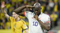 Penyerang Belgia Romelu Lukaku merayakan gol pertama timnya yang dicetak ke gawang Swedia pada matchday pertama Grup F Kualifikasi Piala Eropa 2024 di Friends Arena, Sabtu (25/3/2023) dini hari WIB. (Anders Wiklund/TT News Agency via AP)