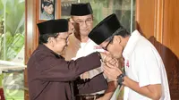 Sandiaga Uno mencium tangan Presiden ketiga RI, BJ Habibie, Jakarta, Kamis (26/1). Kunjungan Anies dan Sandi kepada Habibie untuk silaturahmi dan meminta doa restu. (Liputan6.com/Yoppy Renato)