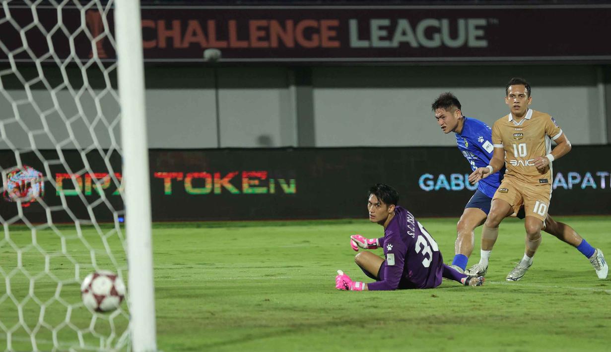 Pemain Dewa United, Egy Maulana Vikri (kanan) saat melesakkan bola ke gawang Tainan City FC pada matchday kedua Grup E AFC Challange League 2025-2026 di Stadion Indomilk Arena, Tangerang, Banten, Rabu (29/10/2025) malam WIB. Pada menit ke-38, Egy Maulana berhasil mencatatkan nama di papan skor. Gol Egy tercipta lewat umpan matang Messidoro.  (Bola.com/M Iqbal Ichsan)