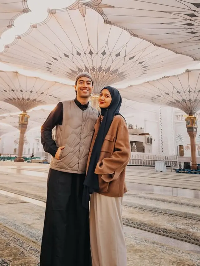 Gaya Stylish Vidi Aldiano dan Sheila Dara saat Umrah. [@vidialdiano]