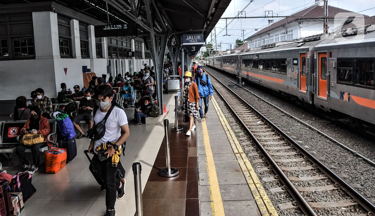 Calon penumpang saat menunggu keberangkatan kereta jarak jauh di Stasiun Pasar Senen, Jakarta, Senin (3/5/2021). Dari sekitar 10.500 jumlah ketersediaan tempat duduk, sekitar 7.000 di antaranya telah dipesan. (merdeka.com/Iqbal S. Nugroho)