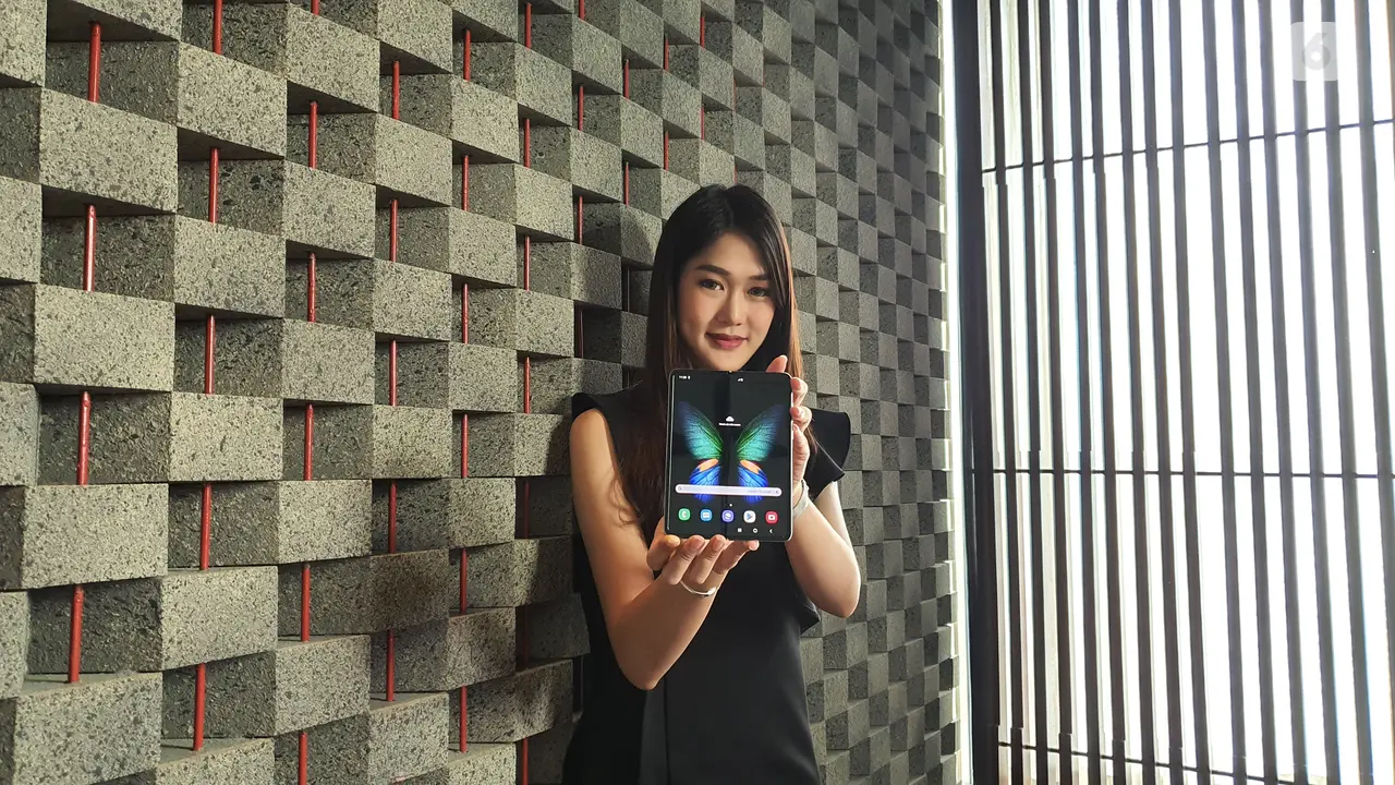 Seorang model memegang Samsung Galaxy Fold. Liputan6.com/Agustin Setyo W.