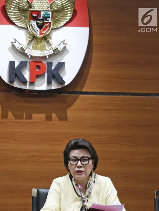 Wakil Ketua KPK Basaria Panjaitan memberi keterangan pers di Gedung KPK, Jakarta, Rabu (21/3). KPK menetapkan Wali Kota Malang Moch Anton dan 18 anggota DPRD Kota Malang sebagai tersangka. (Liputan6.com/Herman Zakharia)