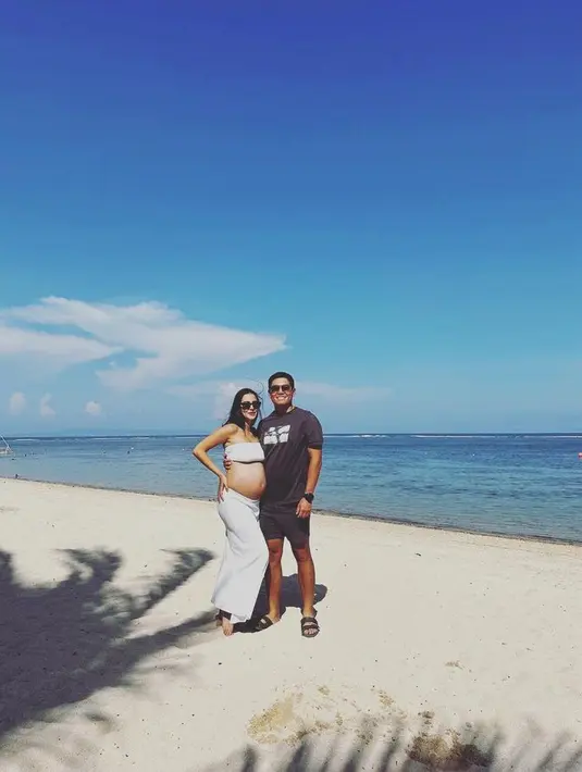 Estelle Linden membiarkan sinar matahari Bali menyinari perutnya yang semakin membesar. Ia pun memakai strapless bra dan maxi skirt warna putih yang chic. [Foto: @kaiipang]