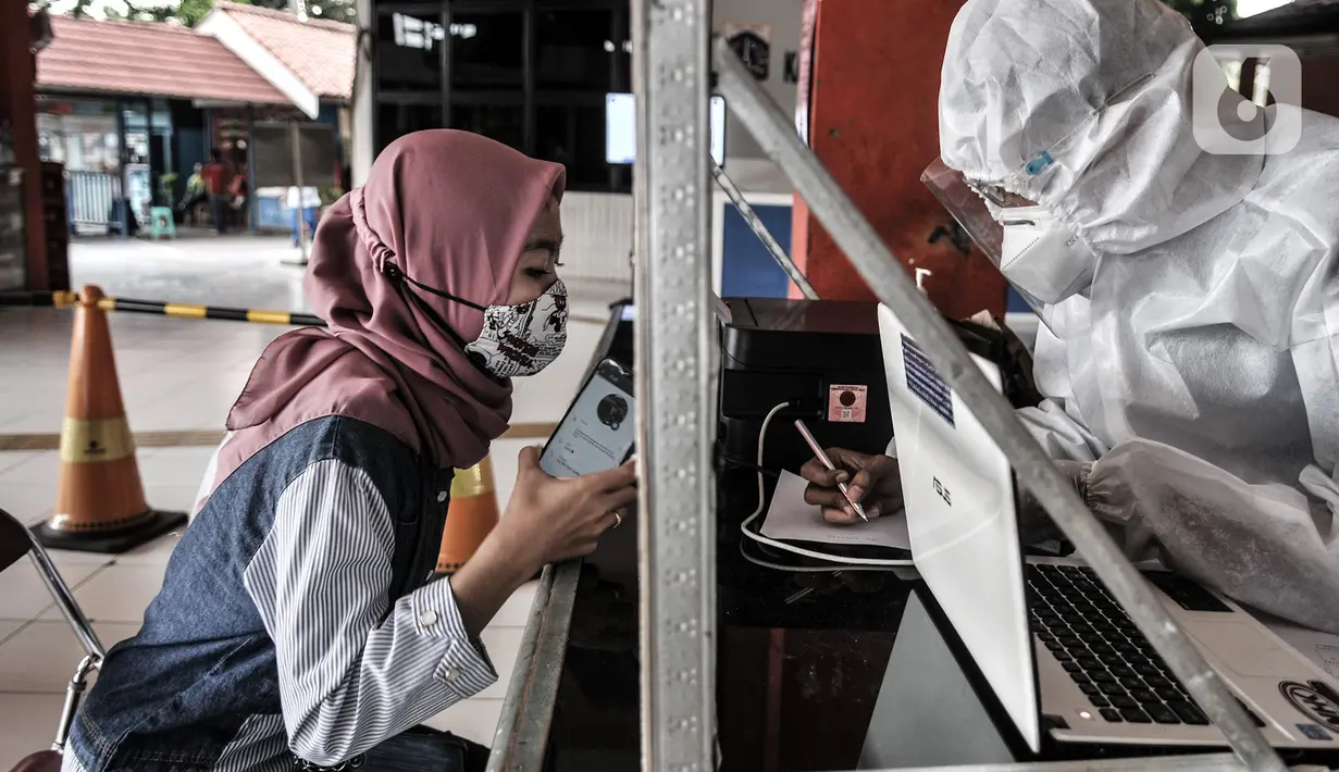 Tenaga kesehatan saat mendata hasil tes antigen di Terminal Kampung Rambutan, Jakarta, Minggu (3/1/2021). Pengelola Terminal Kampung Rambutan menyediakan tes antigen bagi penumpang yang baru tiba jika tidak memiliki surat kesehatan dengan harga Rp150 ribu per orang. (merdeka.com/Iqbal S. Nugroho)