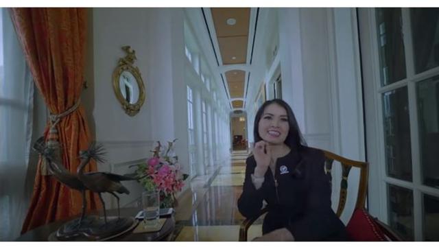 Di dalam rumahnya terdapat lorong dari kaca yang menghubungkan ruangan ke ruangan lainnya.