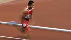 Ferry Pradana meraih medali perak di cabang para atletik nomor lari 400 meter putra klasifikasi T45/46/47 pada Asian Para Games 2018, di Stadion Utama Gelora Bung Karno Jakarta, Kamis(11/10/2018).  (Bola.com/Peksi Cahyo)