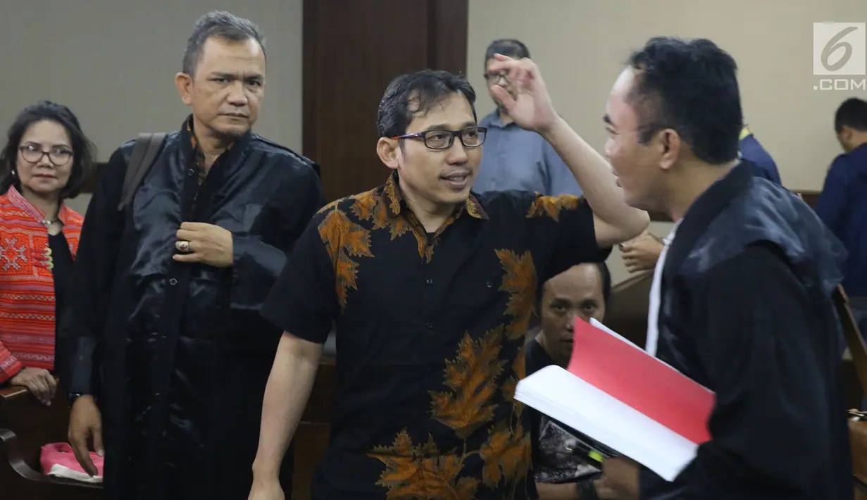 Mantan pejabat Ditjen Perimbangan Keuangan Kemenkeu, Yaya Purnomo (baju batik) usai menjalani sidang dakwaan di Pengadilan Tipikor, Jakarta, Kamis (27/9). Yaya Purnomo merupakan tersangka dugaan suap APBN Perubahan 2018. (Liputan6.com/Helmi Fithriansyah)