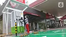 Petugas melakukan pengecekan mesin Stasiun SPKLU di SPBU Pertamina Fatmawati, Jakarta, Minggu (13/12/2020). SPKLU ini memiliki kemampuan fast charging 50 kW yang didukung berbagai tipe gun mobil listrik. (Liputan6.com/Herman Zakharia)