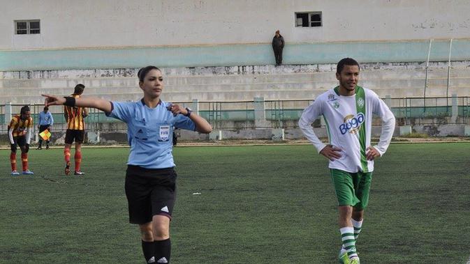 Dorsaf Ganoiati saat menjadi wasit dalam pertandingan (dok. Facebook/Fanbase Dorsaf Ganoiati/Fairuz Fildzah)