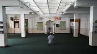 Seorang Muslim berdoa di Masjid Jummah selama bulan suci Islam Ramadhan di Kolombo, Sri Lanka pada 4 Mei 2020. Umat Islam di dunia menjalankan ibadah Ramadan di tengah pandemi virus corona dan penerapan lockdown. (ISHARA S. KODIKARA / AFP)