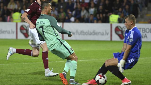 FOTO: Cristiano Ronaldo Antar Portugal Bungkam Latvia