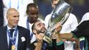 Bek Real Madrid, Dani Carvajal, merayakan gelar Piala Super Eropa usai mengalahkan Manchester United di Stadion Philip II, Skopje, Selasa (8/8/2017). Ini merupakan gelar Piala Super Eropa keempat bagi Real Madrid. (AFP/Dimitar Dilkoff)