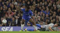 Striker Chelsea, Michy Batshuayi, berhasil melewati bek Everton, Phil Jagielka, pada laga Piala Liga di Stadion Stamford Bridge, London, Rabu (25/10/2017). Chelsea menang 2-1 atas Everton. (AP/Alastair Grant)