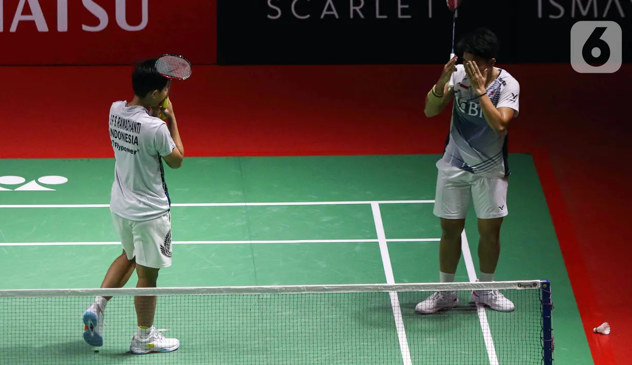 Pebulu tangkis ganda putri Indonesia Apriyani Rahayu/Siti Fadia Silva Ramadhanti saat bertanding melawan pebulu tangkis ganda putri China Taipei Hu Ling Fang/Lin Xiao Min pada pertandingan babak 16 besar Indonesia Masters 2023 di Istora Senayan, Jakarta, Kamis (26/1/2023). Apriyani/Siti Fadia berhasil mengalahkan lawannya dalam dua gim dengan skor akhir 22-20 dan 21-16. (Liputan6.com/Herman Zakharia)
