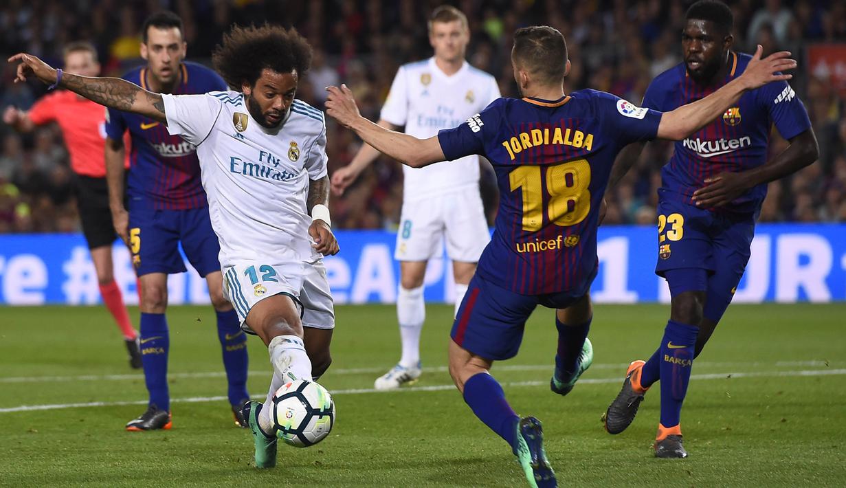 Bek Real Madrid, Marcelo, berusaha melewati bek Barcelona, Jordi Alba, pada laga La Liga Spanyol di Stadion Camp Nou, Barcelona, Minggu (6/5/2018). Kedua klub bermain imbang 2-2. (AFP/Josep Lago)