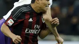 Penyerang AC Milan, Carlos Bacca (depan) berebut bola udara dengan bek Fiorentina, Nenad Tomovic pada lanjutan Serie A Liga Italia di Stadion San Siro (17/1). AC Milan menang atas Fiorentina dengan skor 2-0. (REUTERS/Alessandro Garofalo)