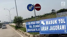 Pengendara memasuki gerbang tol Margonda I, Depok, Jawa Barat, Selasa (4/6/2019). Kementerian PUPR membuka ruas tol Cijago Seksi II secara fungsional dari gerbang tol Cisalak hingga Kukusan I (5,5 KM) hingga 10 Juni 2019 pukul 14.00 WIB. (Liputan6.com/Helmi Fithriansyah)