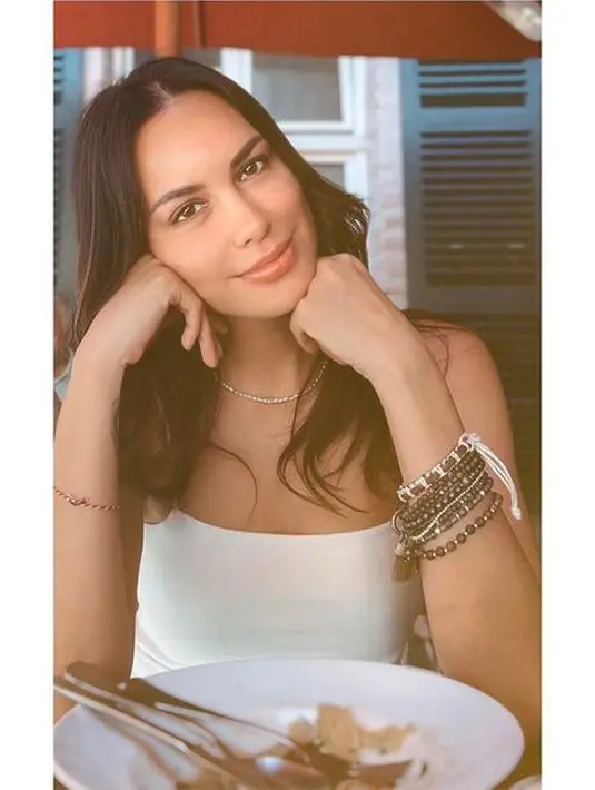 Kali ini ada momen santai Sophia Latjuba saat makan di sebuah restoran di sana. Tersenyum di hadapan kamera, wanita yang satu ini pamerkan visualnya yang begitu awet muda. (instagram.com/sophia_latjuba88)