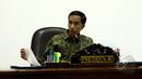Presiden Joko Widodo menggelar rapat terbatas di Kantor Presiden, Komplek Istana Kepresidenan, Jakarta, Senin (16/3/2015). Rapat membahas tentang paket kebijakan ekonomi pemerintah. (Liputan6.com/Faizal Fanani)