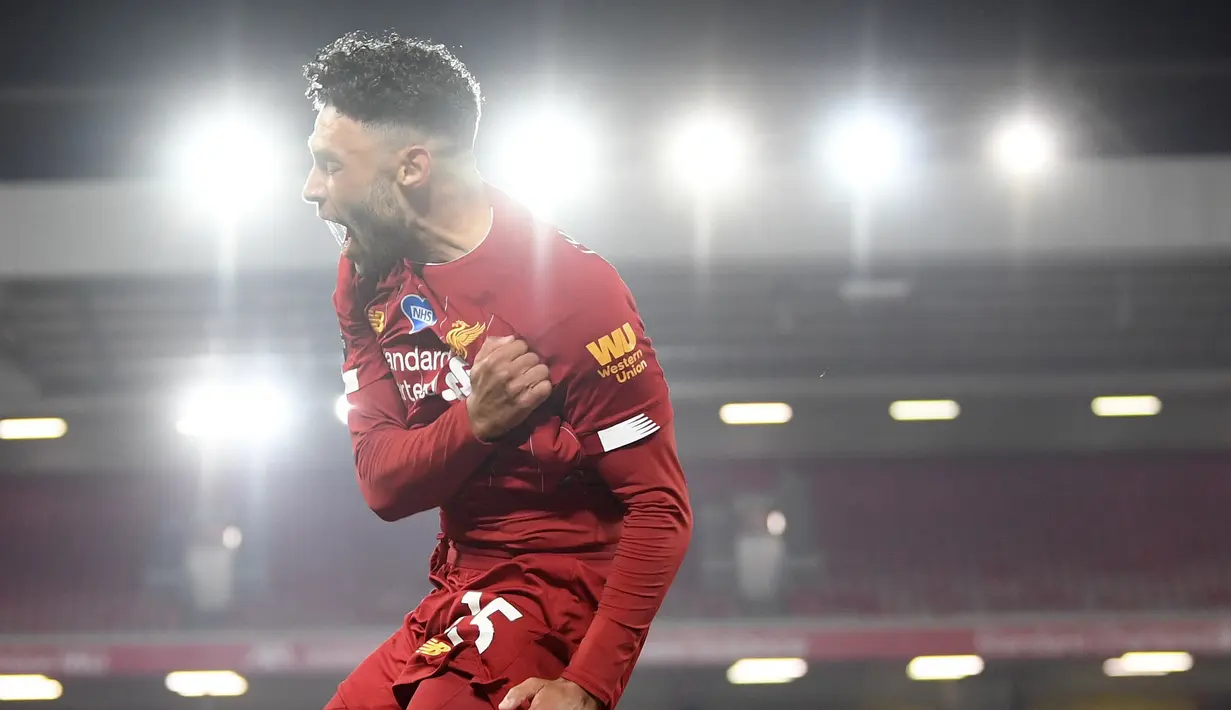 Pemain Liverpool Alex Oxlade-Chamberlain melakukan selebrasi usai mencetak gol ke gawang Chelsea pada pertandingan Liga Inggris di Anfield Stadium, Liverpool, Inggris, Rabu (22/7/2020). Liverpool mengalahkan Chelsea dengan skor 5-3. (Laurence Griffiths, Pool via AP)