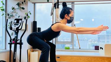 Member Blackpink dikenal menjaga bentuk tubuh dengan berolahraga. Jisoo Blackpink baru-baru ini diketahui aktif menjalani pilates. (Liputan6.com/IG/@pilates.sun)