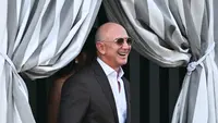 Pendiri Amazon Jeff Bezos naik taksi perahu di Aman Hotel di Venesia pada 26 Juni 2026 dalam rangkaian pesta pernikahan 3 harinya dengan Lauren Sanchez. (Stefano Rellandini/AFP)