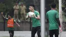 Kiper Timnas Indonesia U-22, Nadeo Argawinata, menangkap bola saat latihan di Lapangan ABC, Jakarta, Senin (14/1). Latihan ini merupakan persiapan jelang Piala AFF U-22. (Bola.com/Vitalis Yogi Trisna)