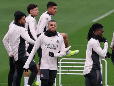 Kylian Mbappe (kelima kiri) bersama sejumlah pemain Real Madrid melakukan latihan menjelang pertandingan babak 16 besar Liga Champions 2024/2025 melawan Atletico Madrid di Real Madrid Sports City, Valdebebas, Spanyol, Senin (03/03/2025) waktu setempat. (AFP/Thomas Coex)