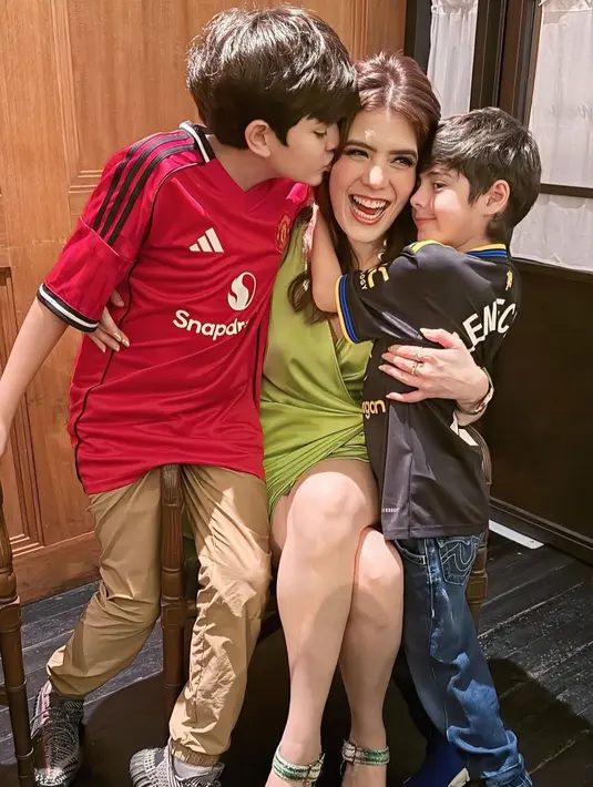 <p>Melengkapi tampilannya, ibu dua anak ini memilih mengenakan wedges cross strap warna silver.[@carissa_puteri]</p>