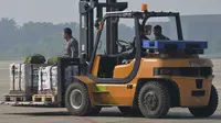 Bantuan logistik yang disiapkan mencapai 800 ton, berupa makanan hingga selimut, yang akan dijatuhkan melalui metode Low Cost Low Altitude (LCLA) airdrop. (BAY ISMOYO/AFP)