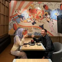 Unggahan foto Raffi Ahmad menjadi perbincangan warganet. Melalui akun instagramnya, pria dua orang anak itu membagikan tiga foto bersama Desy Ratnasari. [Instagram/raffinagita1717]