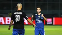 Kiko Insa dan Toni Mossi saat berselebrasi merayakan gol. Kedua pemain Spanyol itu ditawari kontrak permanen oleh Arema Cronus. (Bola.com/Kevin Setiawan)