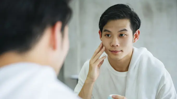 5 Basic Skincare untuk Pria, Wanita Wajib Ingatkan Pasangannya!