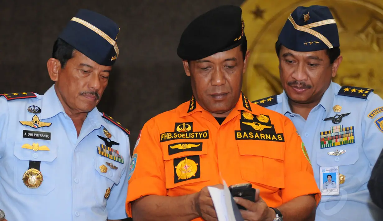 Kepala Basarnas Marsdya TNI F Henry Bambang Sulistyo (tengah) memeriksa dokumen terkait hilangnya pesawat AirAsia QZ 8501 di kantor Basarnas, Jakarta (28/12). (Liputan6.com/Helmi Fithriansyah)