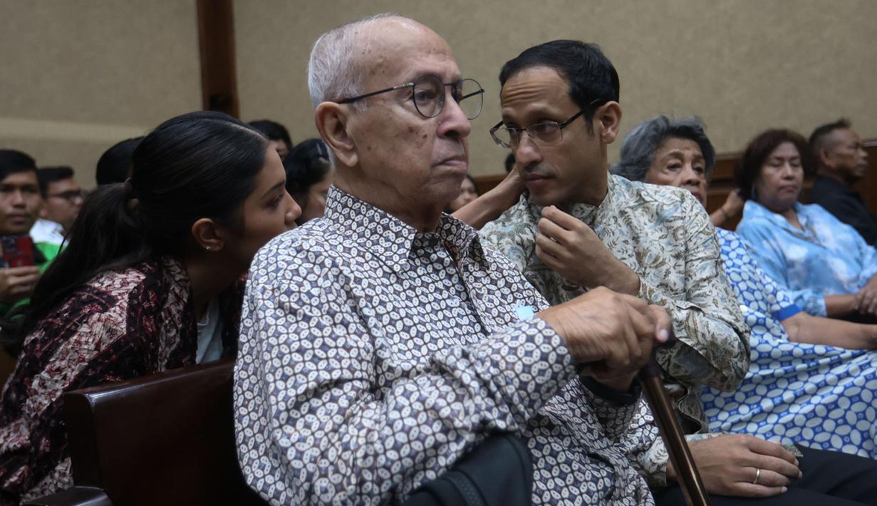 Sidang pembuktian diawali dengan mendengar keterangan saksi-saksi. Tampak dalam foto, mantan Menteri Pendidikan, Kebudayaan, Riset, dan Teknologi (Mendikbudristek), Nadiem Anwar Makarim (kanan) sesaat sebelum mengikuti persidangan lanjutan di Pengadilan Tindak Pidana Korupsi (Tipikor) pada Pengadilan Negeri Jakarta Pusat, Senin (19/1/2026). (Kapanlagi.com/Budy Santoso)