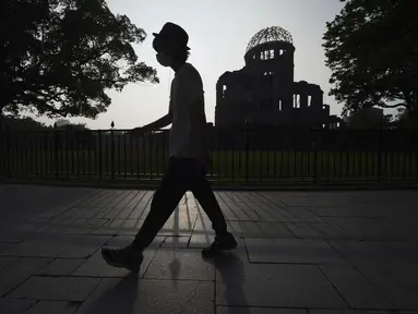 Kubah Bom Atom terlihat saat senja di Hiroshima, Jepang barat, Selasa (4/8/2020). Kota Hiroshima pada Kamis, 6 Agustus, menandai peringatan 75 tahun pemboman atom AS. (AP Photo / Eugene Hoshiko)
 