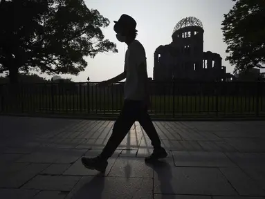 Kubah Bom Atom terlihat saat senja di Hiroshima, Jepang barat, Selasa (4/8/2020). Kota Hiroshima pada Kamis, 6 Agustus, menandai peringatan 75 tahun pemboman atom AS. (AP Photo / Eugene Hoshiko)  