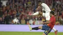 Striker Inggris, Marcus Rashford, melepaskan tendangan saat melawan Spanyol pada laga UEFA Nations League di Stadion Benito Villamarin, Sevilla, Senin (15/10). Spanyol kalah 2-3 dari Inggris. (AFP/Jorge Guerrero)