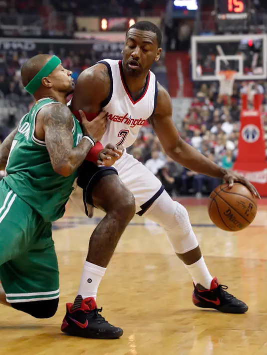 John Wall (2) berusah melewati pemain Celtics Yesaya Thomas saat bertanding pada gim keenam semifinal wilayah timur Playoffs NBA 2017 di Washington (12/5). Wizards menang atas Celtics 92-91. (AP Photo / Alex Brandon)