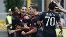 Para pemain AC Milan merayakan gol Giacomo Bonaventura (2kiri) saat melawan Sassuolo pada lanjutan Serie A di Stadion San Siro, Milan (2/10/2016).  (AP/Antonio Calanni)