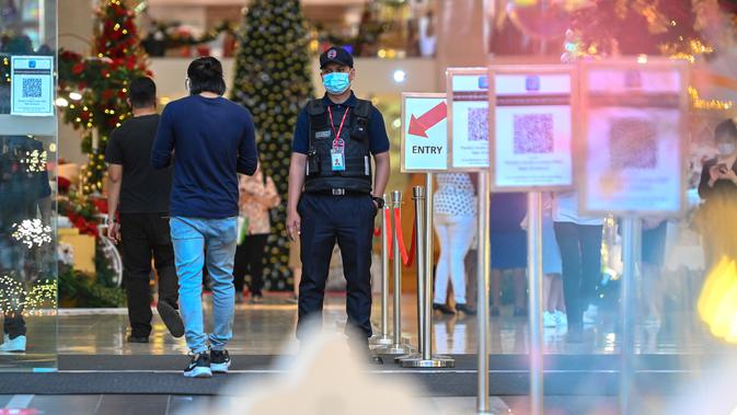 Petugas keamanan mengenakan masker berdiri di pintu masuk sebuah pusat perbelanjaan di Kuala Lumpur, Malaysia (24/11/2020). Malaysia pada Selasa (24/11) melaporkan 2.188 kasus baru COVID-19 dalam lonjakan harian tertinggi sejak wabah coronavirus merebak di negara itu. (Xinhua/Chong Voon Chung)
